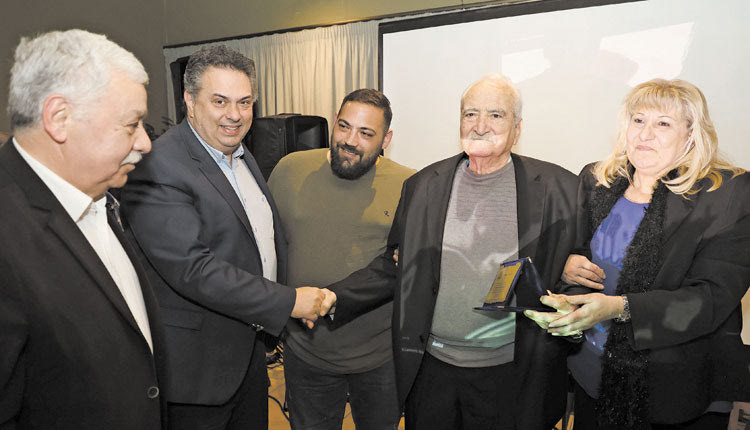 Η βράβευση του Νίκου Λεμονή από τους κ. Πιτσούλη, Ξυλούρη