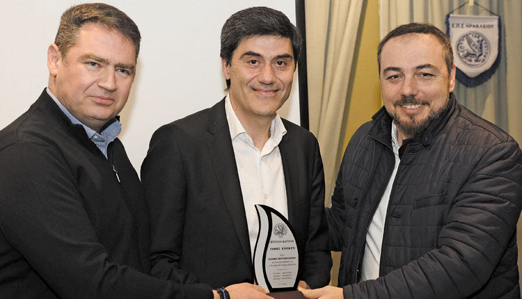 Τον κ. Μαυραντωνάκη βράβευσαν  οι κ.κ. Σέγκος, Παρασύρης  Η βράβευση του Νίκου Λεμονή από  τους κ. Πιτσούλη, Ξυλούρη 