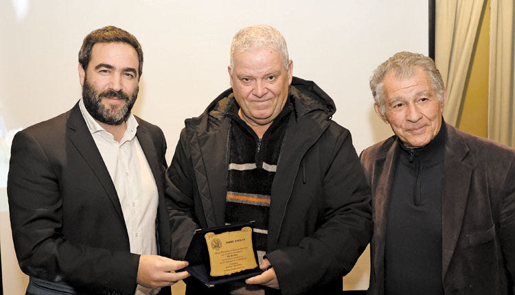 Ο κ. Νατσάκος τιμήθηκε από τους κ.κ. Σισαμάκη, Παπαγεωργίου