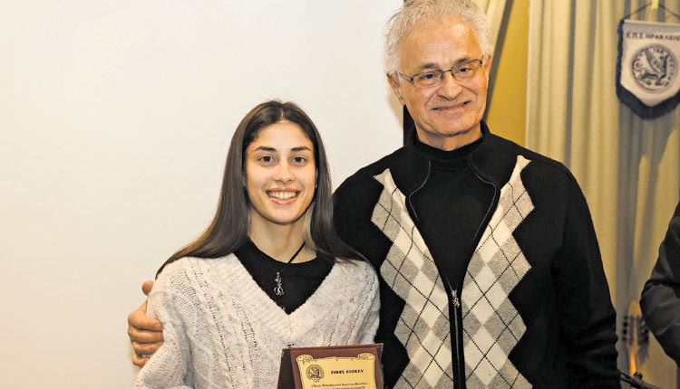 Η βράβευση της Β. Φραγγοπούλου από τον κ. Σενετάκη