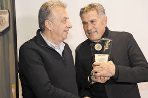 Ο Μιχ. Τζιράκης βραβεύτηκε από τον κ. Αρναουτάκη.