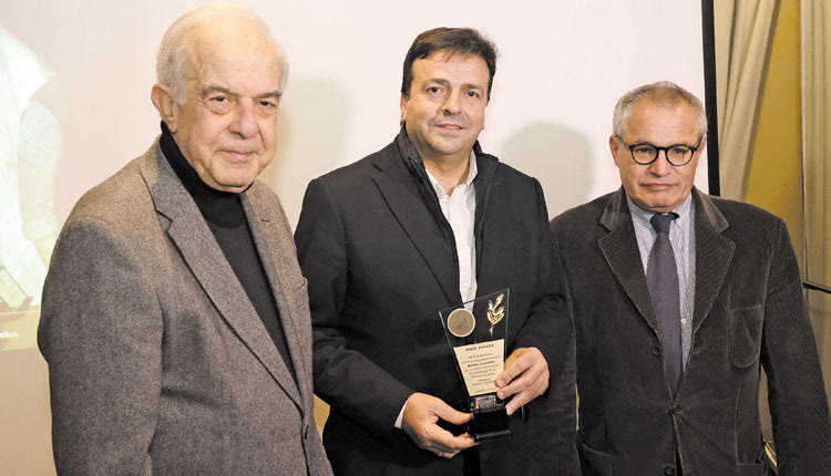 Η βράβευση  του κ.  Συριγωνάκη  από τους  κ.κ. Λαμπρινό,  Πασπάτη .