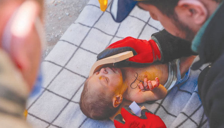 Σώθηκε βρέφος 20 ημερών που κρατούσε μια τούφα από τα μαλλιά της νεκρής μητέρας του!