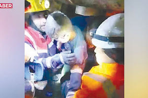 Ανασύρθηκε ζωντανός 70 ώρες μετά τον σεισμό