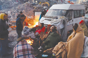 Η αγωνία για την τύχη των ανθρώπων που παραμένουν εγκλωβισμένοι μεγαλώνει, όσο ο χρόνος κυλάει