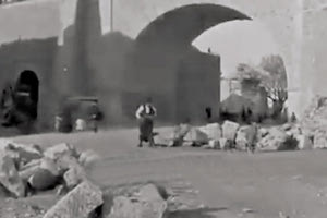 ΦΩΤΟΗΜΕΡΑΣ: Στην Χανιόπορτα το 1910. Σκηνή από την ταινία της Gaumont Pathe.