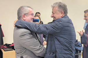 Ο Ηλίας Μόσιαλος ήρθε στην Κρήτη για την τελετή αναγόρευσης του σε επίτιμο διδάκτορα του Πανεπιστημίου και είδε πολλούς φίλους, έχει δεσμούς στο νησί.