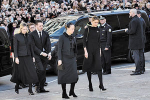 Σε λίγες μέρες συμπληρώνεται ένας μήνας από τον θάνατο του τέως βασιλιά Κωνσταντίνου, που έφυγε από τη ζωή στις 16 Ιανουαρίου, από πολυοργανική ανεπάρκεια. Το μνημόσυνο για τις 40 ημέρες από τον θάνατό του θα πραγματοποιηθεί το Σάββατο 18 Φεβρουαρίου.