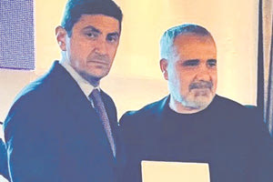 Ο κ. Κάββαλος βράβευσε τον κ. Αυγενάκη