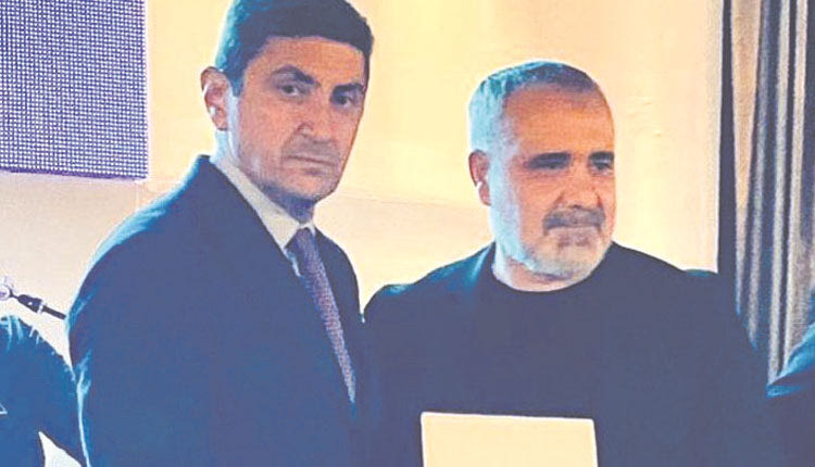 Ο κ. Κάββαλος βράβευσε τον κ. Αυγενάκη