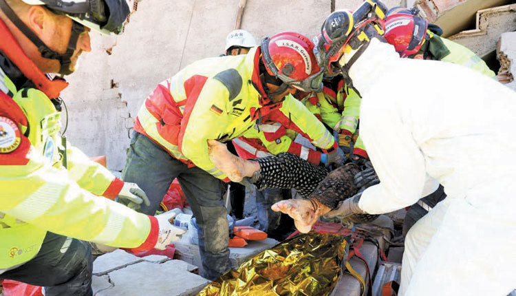 Την έβγαλαν ζωντανή μετά από 104 ώρες!