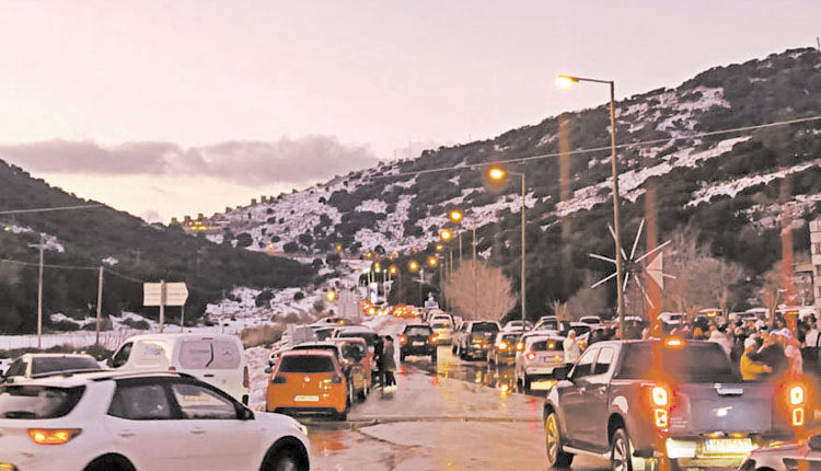 Επιτέλους χιόνι και νερό στην Κρήτη! Κι αφού ελπίζουμε να έχουμε… επάρκεια νερού στην Κρήτη το επόμενο διάστημα, από χθες οι χιονισμένες περιοχές αποτέλεσαν πόλο έλξης για τους εκδρομείς του Σαββατοκύριακου. Κυρίως το Οροπέδιο (όπως βλέπετε στις φωτογραφίες του Γιάννη Σιγανού) και τα Ανώγεια.