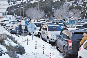 Επιτέλους χιόνι και νερό στην Κρήτη! Κι αφού ελπίζουμε να έχουμε… επάρκεια νερού στην Κρήτη το επόμενο διάστημα, από χθες οι χιονισμένες περιοχές αποτέλεσαν πόλο έλξης για τους εκδρομείς του Σαββατοκύριακου. Κυρίως το Οροπέδιο (όπως βλέπετε στις φωτογραφίες του Γιάννη Σιγανού) και τα Ανώγεια.
