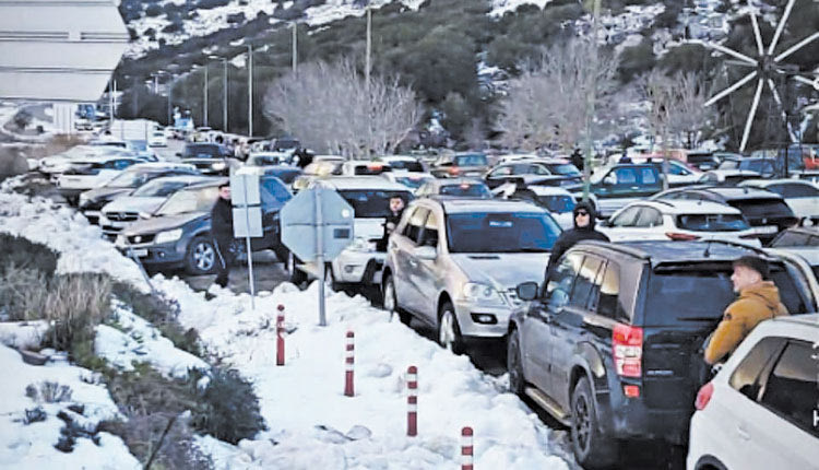 Επιτέλους χιόνι και νερό στην Κρήτη! Κι αφού ελπίζουμε να έχουμε… επάρκεια νερού στην Κρήτη το επόμενο διάστημα, από χθες οι χιονισμένες περιοχές αποτέλεσαν πόλο έλξης για τους εκδρομείς του Σαββατοκύριακου. Κυρίως το Οροπέδιο (όπως βλέπετε στις φωτογραφίες του Γιάννη Σιγανού) και τα Ανώγεια.