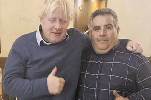 Ξανά στην Ελλάδα ο Μπόρις Τζόνσον, αυτή τη φορά σε ταβέρνα στα Καλάβρυτα