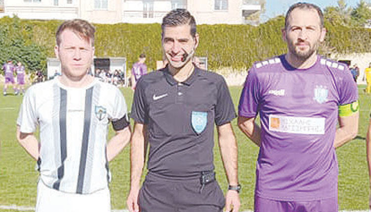 Ο αρχηγός του Πόρου Καστελιανάκης στη έναρξη του αγώνα με την Αγία Παρασκευή