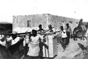 ΦΩΤΟΗΜΕΡΑΣ: Αγία Τριάδα 1903, η μεταφορά του ζωγραφισμένου σαρκοφάγου στο Αρχαιολογικό Μουσείο Ηρακλείου.