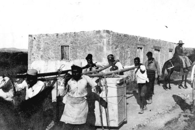 ΦΩΤΟΗΜΕΡΑΣ: Αγία Τριάδα 1903, η μεταφορά του ζωγραφισμένου σαρκοφάγου στο Αρχαιολογικό Μουσείο Ηρακλείου.