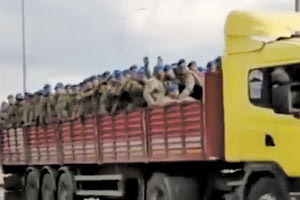 η μεταφορά Τούρκων στρατιωτών στις καρότσες φορτηγών.