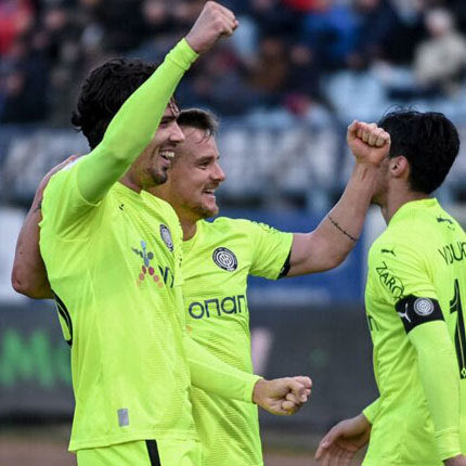 Οι παίκτες του ΟΦΗ πανηγυρίζουν τη νίκη τους στη Λαμία