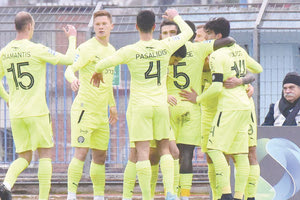 Οι παίκτες του ΟΦΗ πανηγυρίζουν τη νίκη τους στη Λαμία