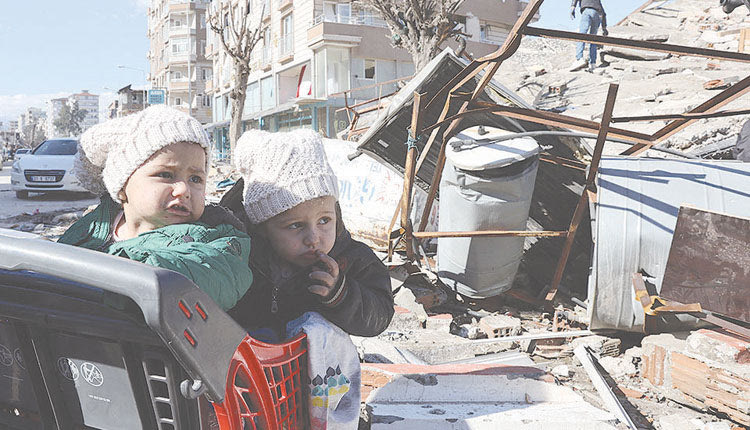 Σύμφωνα με το υπουργείο Οικογένειας και Κοινωνικών Υπηρεσιών της Τουρκίας, οι οικογένειες των 263 παιδιών που ανασύρθηκαν από τα ερείπια στην Τουρκία αγνοούνται