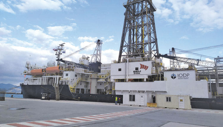 Το πλοίο - γεωτρύπανο των ΗΠΑ βρέθηκε από τη Σαντορίνη στο Ηράκλειο