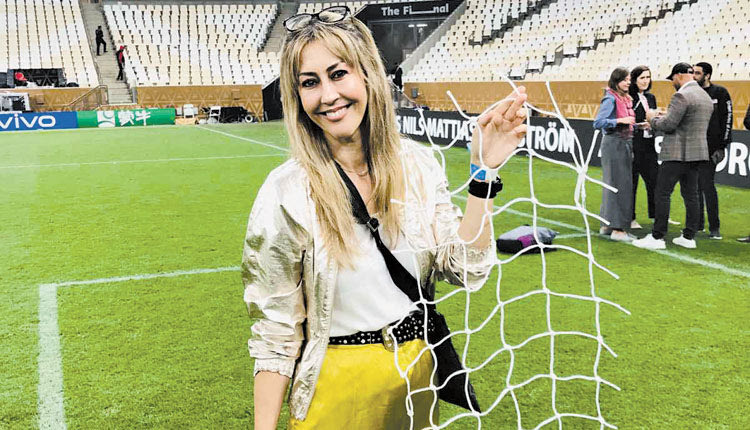   Στο γήπεδο του τελικού η Μαρία Παπουτσάκη   μ’ ένα κομμάτι από τα δίχτυα