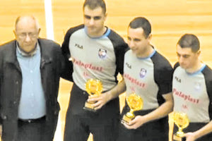 H βράβευση του Σκανδαλάκη (δεξιά)