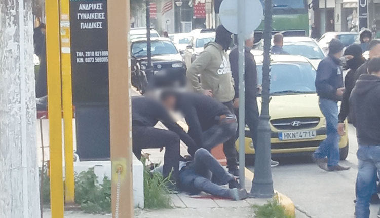 Αστυνομικοί προσφέρουν στον πεσμένο συνάδελφό τους τις πρώτες βοήθειες