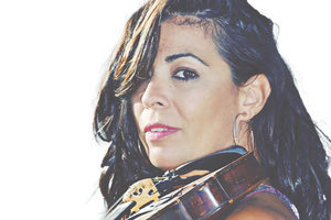 Η ΓΕΝΝΗΜΕΝΗ ΣΤΗ Ν. ΑΦΡΙΚΗ ΜΟΥΣΙΚΟΣ ΜΑΡΙΑ ΜΑΝΟΥΣΑΚΗ ΠΑΡΟΥΣΙΑΖΕΙ ΤΗΝ ΚΡΗΤΙΚΗ ΜΟΥΣΙΚΗ ΜΕ ΙΔΙΑΙΤΕΡΟ ΤΡΟΠΟ