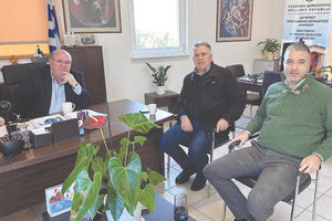 Το θέμα των σεισμόπληκτων σχολείων συζητήθηκε σε συνάντηση που είχε ο δήμαρχος Μινώα Πεδιάδας Μανώλης Φραγκάκης με τον διευθυντή Πρωτοβάθμιας Εκπαίδευσης Ν. Ηρακλείου Μανώλη Μπελαδάκη, παρουσία και του γενικού γραμματέα του Δήμου Γαβριήλ Κουρή.