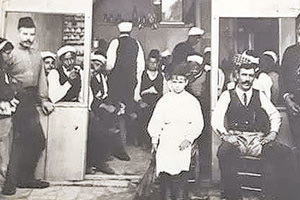 ΦΩΤΟΗΜΕΡΑΣ: Σε καφενείο στο Ηράκλειο, αρχές του ‘20ου αιώνα. Διακρίνονται κυρίως Οθωμανοί.