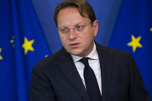 Εξοργισμένοι είναι οι ευρωβουλευτές με τον επίτροπο της Ουγγαρίας στην ΕΕ, Όλιβερ Βαρχέλι, ο οποίος φάνηκε να τους αποκαλεί «ηλίθιους» σε μια... καυτή στιγμή κατά τη διάρκεια της ολομέλειας της Τρίτης.