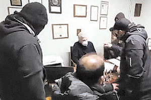 Τα ‘χουμε κι αυτά! Παρέμβαση του Ρουβίκωνα σε χειρουργό του Ευαγγελισμού για φακελάκια.