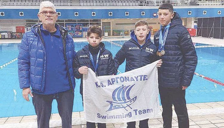  Ο κ. Φίλικας με τους αθλητές των Αργοναυτών