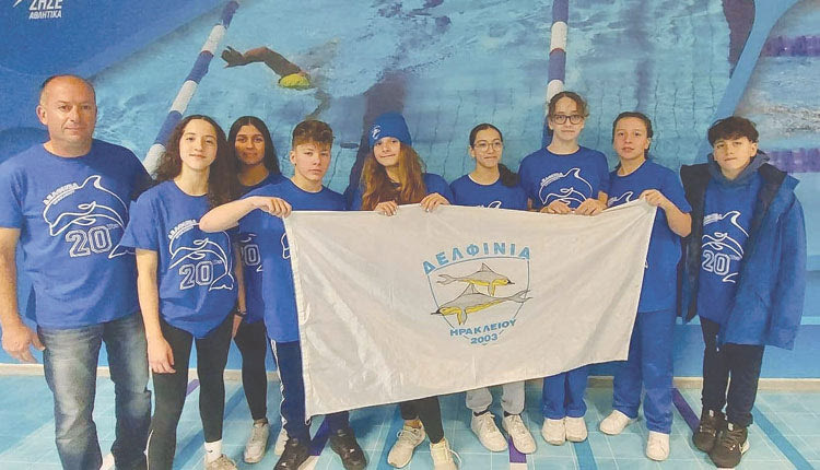  Η αποστολή των Δελφινιών με τον προπονητή κ. Χριστοδουλάκη