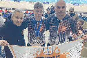 Ο Χουρδάκης με τους προπονητές του Τρίτωνα, τα αδέρφια Σούρδη