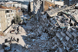 Η Τουρκία αντιμετωπίζει μια από τις χειρότερες κρίσεις αστέγων στον πλανήτη, μετά τους φονικούς σεισμούς που κατέστρεψαν ολόκληρες περιοχές, σκοτώνοντας τουλάχιστον 42.000 ανθρώπους (σε Τουρκία και σε Συρία)