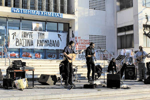 Ένα απίστευτο περιστατικό έλαβε χώρα στο ΑΠΘ κι ενώ ήταν σε εξέλιξη γλέντι για την Τσικνοπέμπτη στην πλατεία Χημείου με συμμετοχή δεκάδων φοιτητών και απλών πολιτών. Συγκεκριμένα, άγνωστοι κρέμασαν στην είσοδο του Τμήματος Χημείας ένα πανό με προσβλητικό περιεχόμενο για τον πρύτανη του ΑΠΘ, Νίκο Παπαϊωάννου