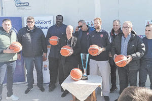 Το 1ο Ειδικό Δημοτικό Σχολείο Ηρακλείου επισκέφθηκαν χθες το επιτελείο της UNICEF Ελλάδας και παράγοντες της ΕΟΚ, συνοδευόμενοι από τον πρώην διεθνή Σοφοκλή Σχορτσανίτη αλλά και την ομάδα του Πανιωνίου (φωτό).