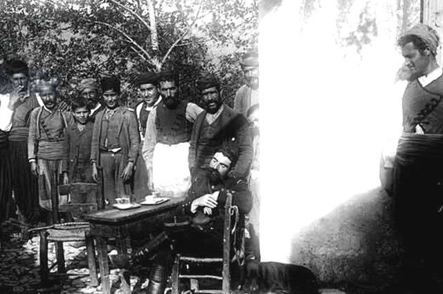 ΦΩΤΟΗΜΕΡΑΣ: Στην Ιεράπετρα το 1906: Κρητικοί περιεργάζονται Γάλλο στρατιώτη. Φωτογραφία Bridgeman Images.