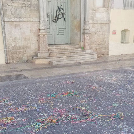 Τα καρναβάλια και οι εορταστικές εκδηλώσεις αφήνουν γενικά πολλά απορρίμματα στους δρόμους που διεξάγονται