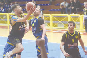 Φάση από το ματς του Εργοτέλη με πρωταγωνιστή τον Μηλαθιανάκη