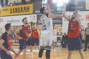 Ο Μπουμπάρης σε μια ενέργειά του στο χθεσινό μάτς του ΟΦΗ με τον Πανιώνιο