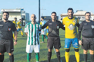 Oι Κερμενίδης και Ανυφαντάκης με τους διαιτητές του αγώνα ΠΟΑ-Ρωμανός.