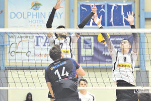 Στιγμιότυπο από το παιχνίδι του ΟΦΗ με τον Φοίνικα Σύρου