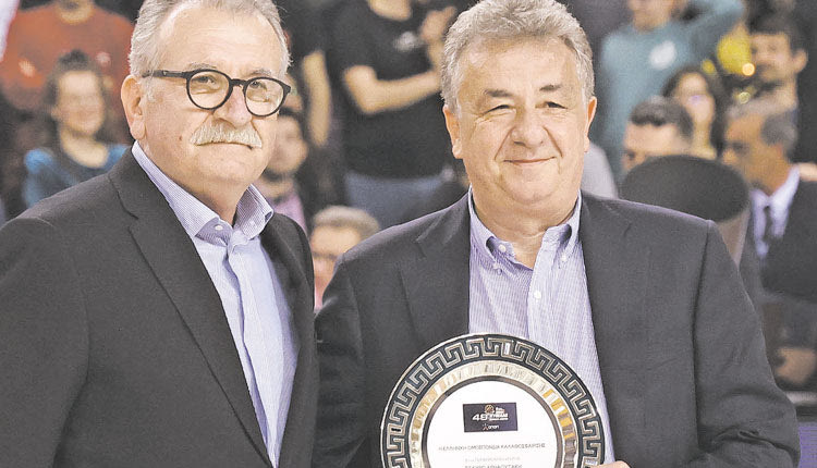 Ο κ. Νικολόπουλος βράβευσε τον κ. Αρναουτάκη