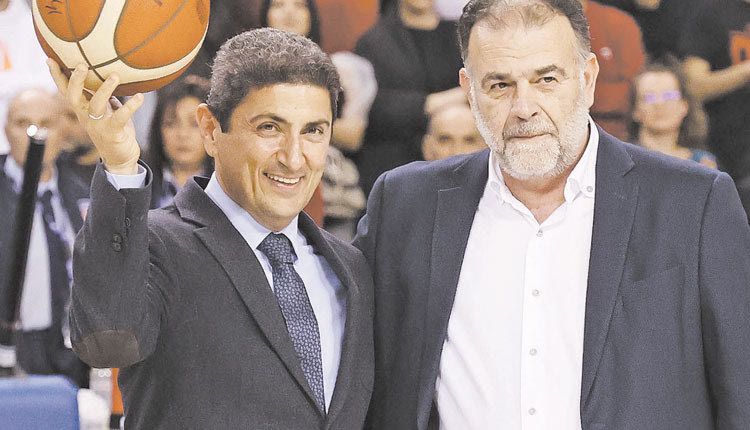  Ο κ. Μαρκάκης έδωσε στον κ. Αυγενάκη μια μπάλα με υπογραφές προπονητών και παικτών