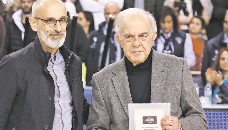 Το μέλος του Δ.Σ. της ΕΟΚ κ. Τάκης βράβευσε τον κ. Λαμπρινό